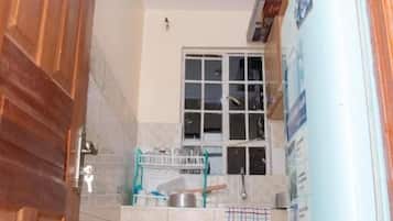 Business Apartment | Private kitchen | Fridge, cookware/dishes/utensils