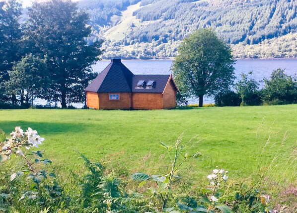 Exterior - Seal Point Cabin, peaceful couples retreat, loch edge & dog friendly - one only (Cairndow)