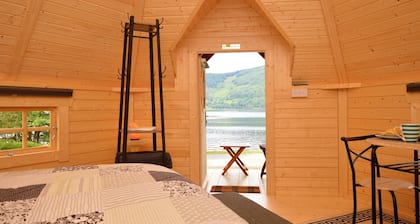 Seal Point Cabin, peaceful, private, couples retreat, loch edge & pet friendly (1 only)