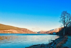 Beach - Seal Point Cabin, peaceful couples retreat, loch edge & dog friendly - one only (Cairndow)