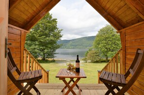 Outdoor dining - Seal Point Cabin, peaceful couples retreat, loch edge & dog friendly - one only (Cairndow)