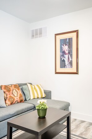 Appartement exclusif, 2 chambres, 2 salles de bains | Aire de séjour | Téléviseur à écran plat, Netflix, Hulu, services de diffusion en continu