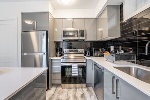 Appartement exclusif, 2 chambres, 2 salles de bains | Cuisine privée | Réfrigérateur grande capacité avec congélateur, four à micro-ondes