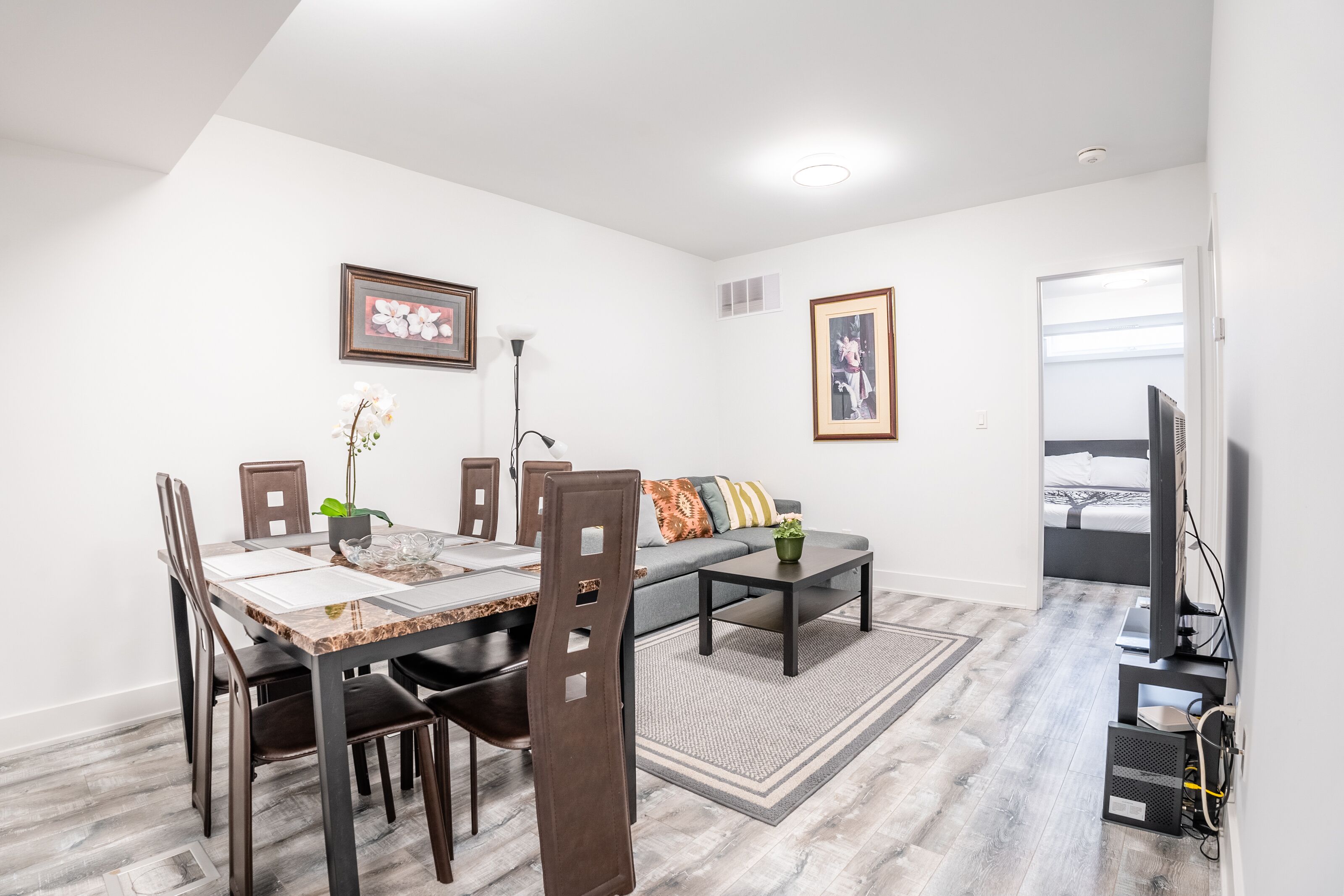 Exclusive Apartment, 2 Bedrooms, 2 Bathrooms | Living area | 43-inch flat-screen TV with satellite channels, TV, Netflix