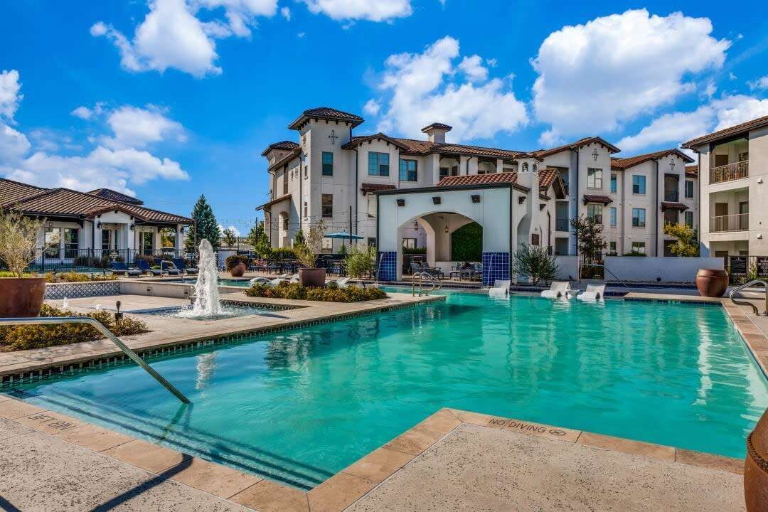 Spacious CozySuites on I-35 w/pool and parking #03