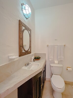 Chambre Standard | Salle de bain | Douche, sèche-cheveux, serviettes fournies, savon