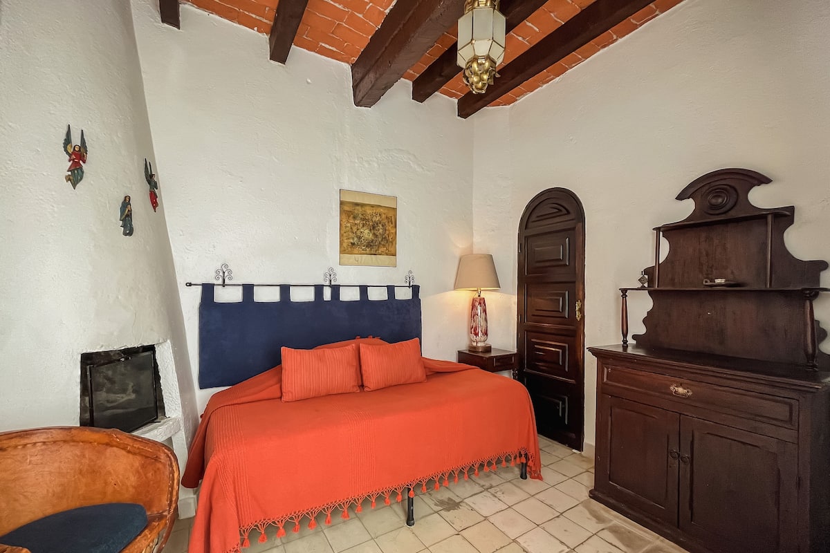 Basic Single Room | Hypo-allergenic bedding, laptop workspace, WiFi, bed sheets