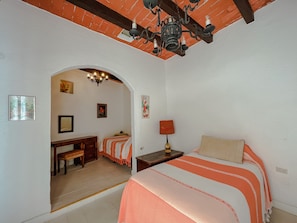 Habitación básica con 2 camas individuales | Ropa de cama hipoalergénica, espacio para trabajar con un portátil, wifi