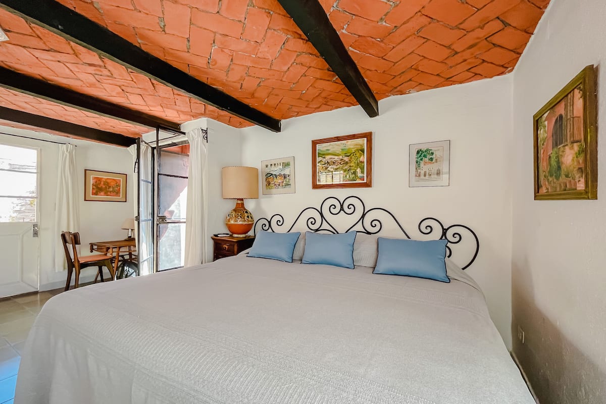 Family Room | Hypo-allergenic bedding, laptop workspace, WiFi, bed sheets