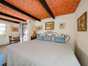 Chambre Familiale | Literie hypoallergénique, espace de travail pour ordinateur portable