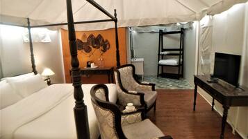 Luxury Triple Room | Living area | Flat-screen TV
