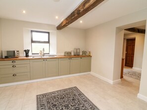 Fridge, electric kettle, toaster, cookware/dishes/utensils - Garth Gill (Sedbergh)