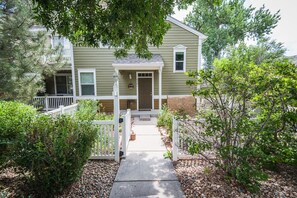 Exterior - Colorado Rockies 3-Bedroom Retreat (Longmont)