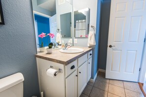 Ensemble douche/baignoire, sèche-cheveux, serviettes fournies, savon