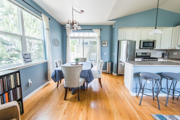 Dining - Colorado Rockies 3-Bedroom Retreat (Longmont)