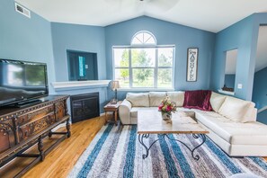 TV, fireplace, books - Colorado Rockies 3-Bedroom Retreat (Longmont)