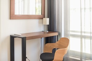 Family Quadruple Room | Egyptian cotton sheets, premium bedding, individually decorated - Philippos Acropolis Home by Cloudkeys (Athens)