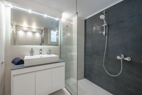 Familien-Vierbettzimmer | Badezimmer