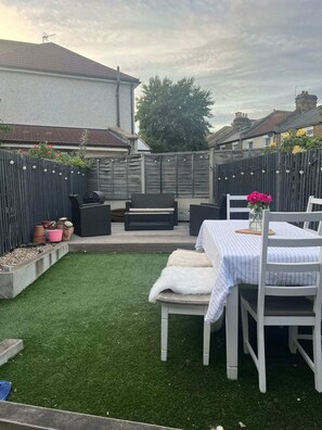 Basic Apartment, 1 Double Bed | Balcony - Gorgeous 1 Bedroom Apartment With Garden Near Earlsfield (London)