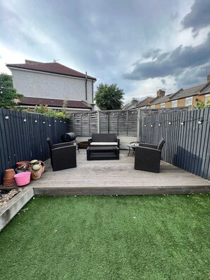 Basic Apartment, 1 Double Bed | Property grounds - Gorgeous 1 Bedroom Apartment With Garden Near Earlsfield (London)