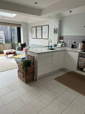 Departamento básico, 1 cama matrimonial | Cocina privada | Refrigerador, parrilla de estufa, tetera eléctrica y tostadora 