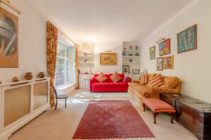 Departamento básico, varias camas | Sala de estar | Televisión 