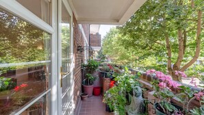 Apartamento básico, varias camas | Balcón