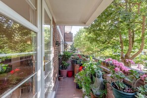 Departamento básico, varias camas | Balcón