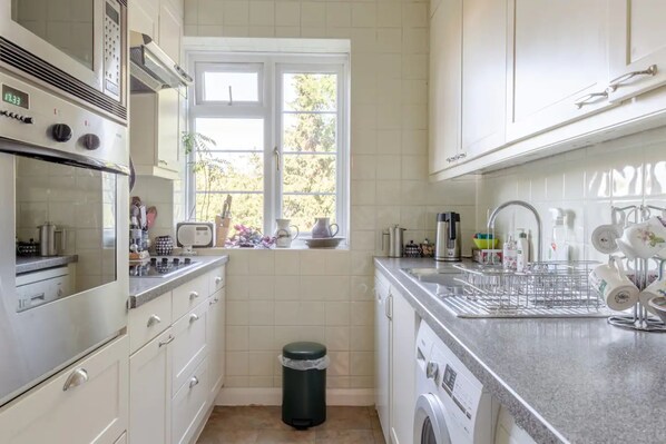 Departamento básico, varias camas | Cocina privada | Refrigerador, microondas, horno y parrilla de estufa 