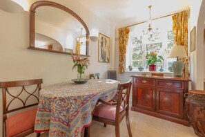 Departamento básico, varias camas | Restaurantes