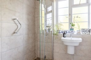 Căn hộ c ơ bản, nhiều giường | Phòng tắm | Buồng tắm vòi sen, khăn tắm, xà phòng, dầu gội 