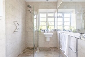 Basic-Apartment, Mehrere Betten | Badezimmer | Dusche, Handtücher, Seife, Shampoo