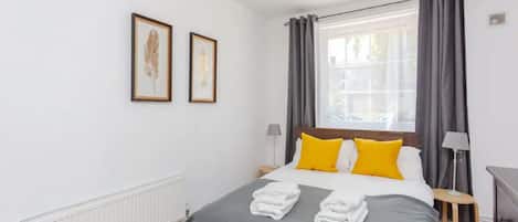 Departamento básico, varias camas | 2 habitaciones, tabla de planchar con plancha y ropa de cama