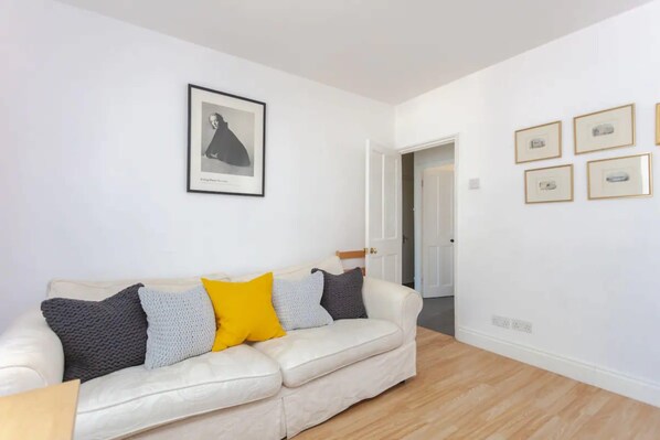 Basic Apartment, Multiple Beds | Living room