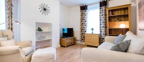 Basic Apartment, Multiple Beds | Living room | TV