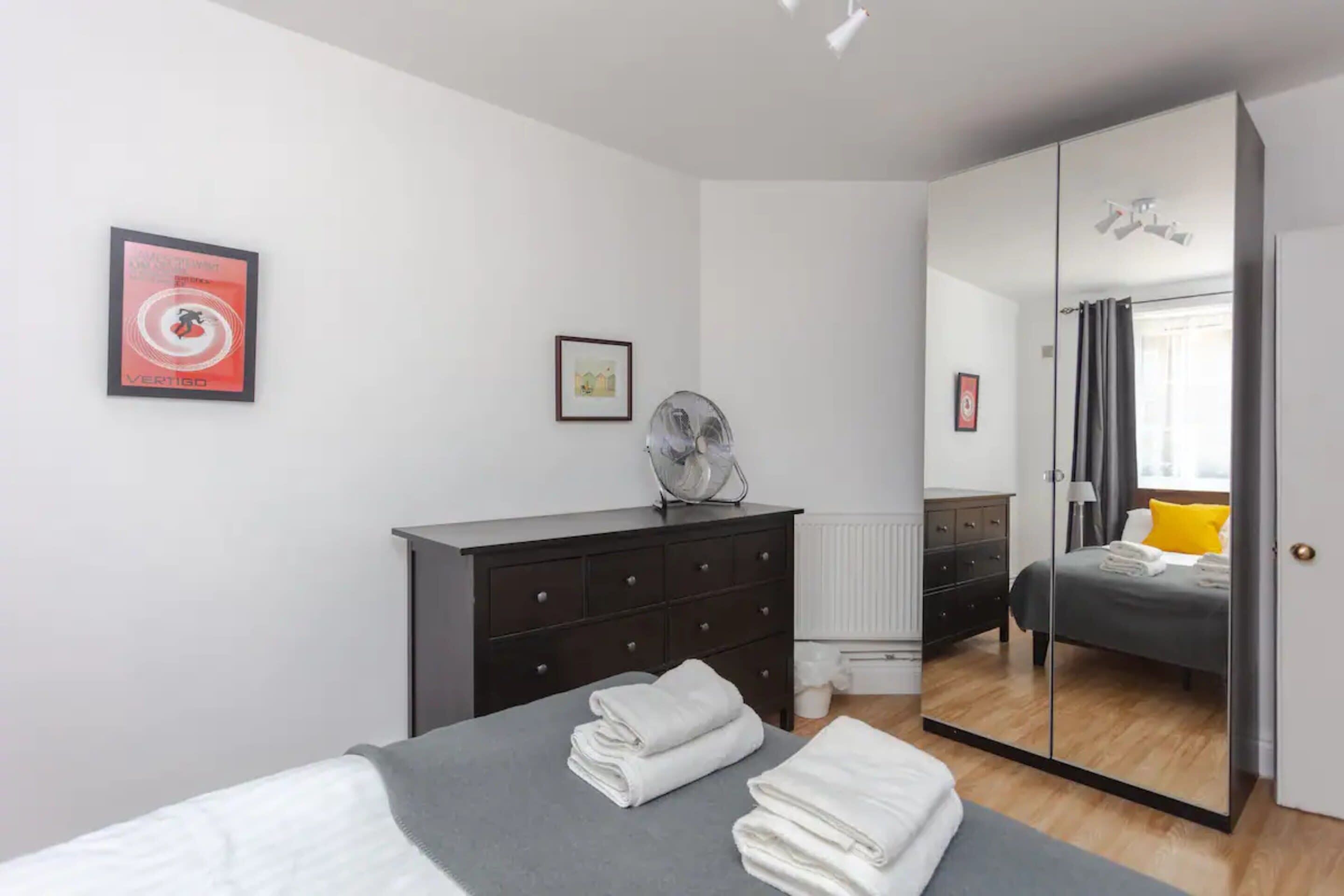 Appartement, plusieurs lits | 2 chambres, fer et planche à repasser, draps fournis