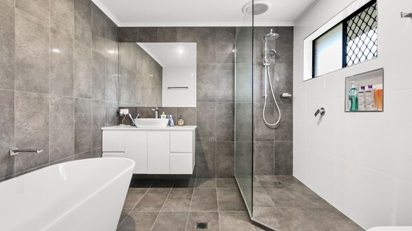 Bathtub, towels