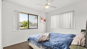 3 bedrooms, desk, iron/ironing board, bed sheets