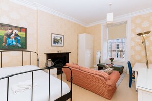 Departamento básico, varias camas | 4 habitaciones, tabla de planchar con plancha y ropa de cama 