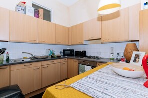Basic Apartment, Multiple Beds | Private kitchen | Fridge, microwave, oven, stovetop - Spacious 4 Bedroom Apartment Near The Meadows/old Town (Edinburgh)