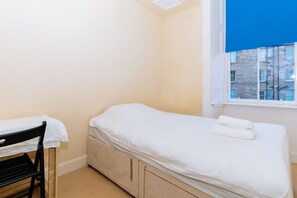 Basic Apartment, Multiple Beds | 4 bedrooms, iron/ironing board, bed sheets - Spacious 4 Bedroom Apartment Near The Meadows/old Town (Edinburgh)