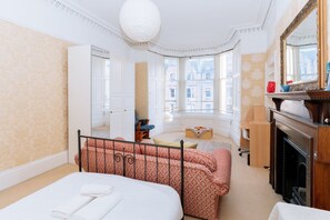 ベーシック アパートメント ベッド (複数台) | 4 室のベッドルーム、アイロン / アイロン台、ベッドシーツ