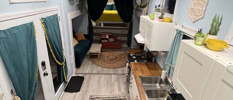 Geladeira, micro-ondas, fogão, cooktop