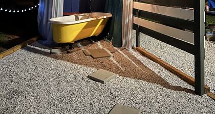 Tiny House/w outdoor cast-iron shower/tub