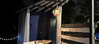 Tiny House/w outdoor cast-iron shower/tub