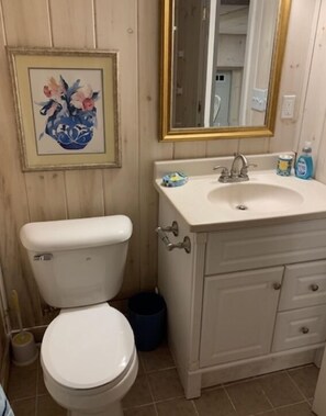 Douche, serviettes fournies, savon, papier toilette