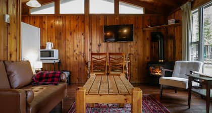 Rustic Muskoka Cabin on the Lake- Port Severn
