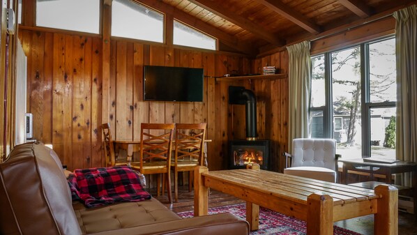 Living area - Rustic Muskoka Cabin on the Lake- Port Severn (Port Severn Road)