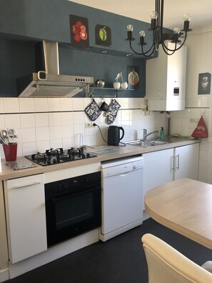 Réfrigérateur, micro-ondes, four, lave-vaisselle