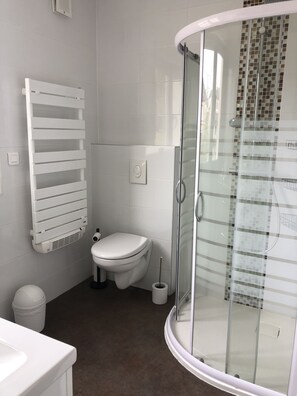 Ducha, secador de pelo, toallas, jabón